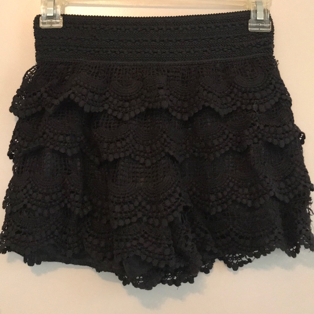 Black lace shorts with elastic waistband - Picture 4 of 8